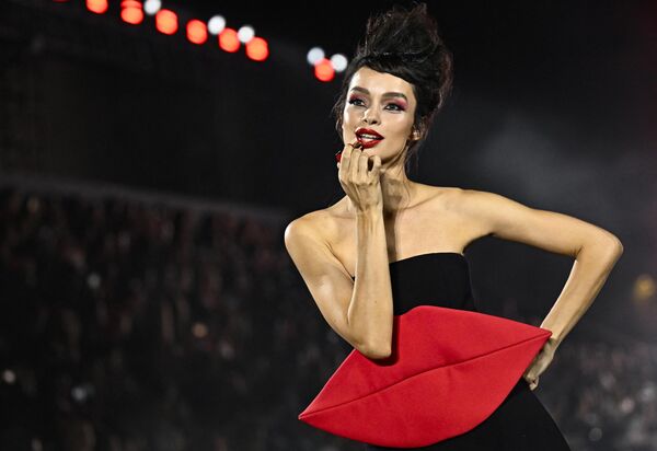 La modelo brasileña Luma Grothe durante el desfile de la colección primavera-verano 2024 de L'Oreal Paris, en la Semana de la Moda de París, Francia. La modelo brasileña Luma Grothe durante el desfile de la colección primavera-verano 2024 de L'Oreal Paris, en la Semana de la Moda de París, Francia. - Sputnik Mundo