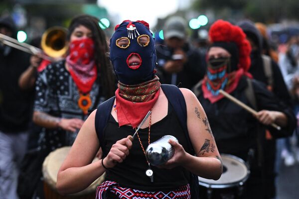 Participantes de la marcha en Ciudad de México en el 55 aniversario de la Masacre de Tlatelolco, el tiroteo en una manifestación estudiantil el 2 de octubre de 1968 en la Plaza de las Tres Culturas del barrio de Tlatelolco, en la capital. - Sputnik Mundo