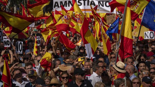 Protestas contra la amnistía del líder independentista catalán [Carles] Puigdemont, en Barcelona, España, el 8 de octubre de 2023 - Sputnik Mundo