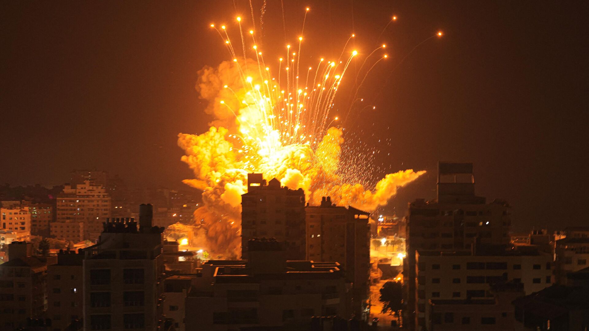 Bombardeo de edificios en la ciudad palestina de Gaza - Sputnik Mundo, 1920, 10.10.2023
