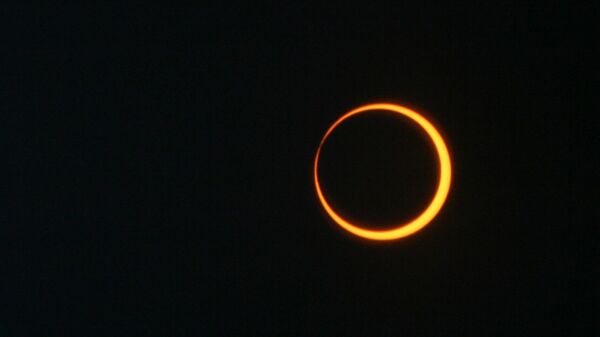 La Luna se interpone entre el Sol y la Tierra y genera un efecto visual de anillo. - Sputnik Mundo