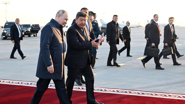 El mandatario kirguiso, Sadir Zhapárov, y el presidente de Rusia, Vladímir Putin, en Kirguistán  - Sputnik Mundo