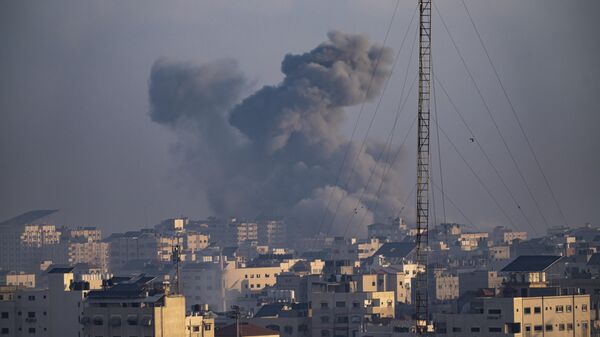 Se levanta humo tras un ataque aéreo israelí en la ciudad de Gaza - Sputnik Mundo