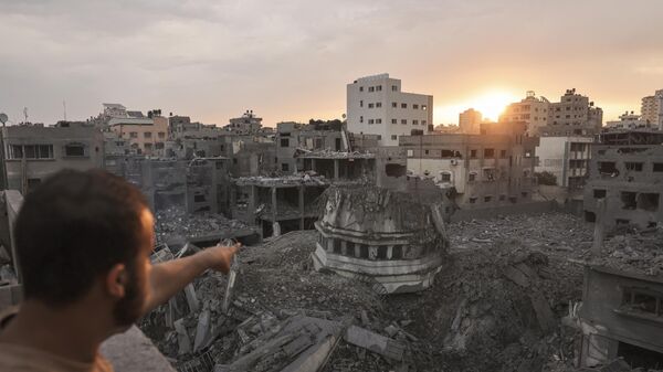 Палестинец указывает на мечеть Ахмеда Ясина, уничтоженную в результате израильских авиаударов в городе Газа - Sputnik Mundo