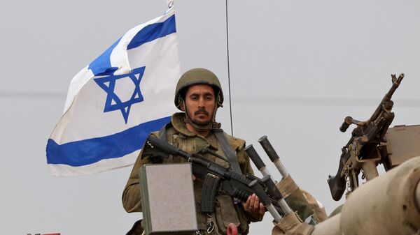 Un soldado israelí sobre un vehículo blindado en la frontera con Gaza, el 9 de octubre de 2023 - Sputnik Mundo