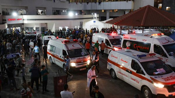 Las ambulancias que transportan a las víctimas de los ataques israelíes se agolpan a la entrada de la sala de urgencias del hospital Al Shifa - Sputnik Mundo