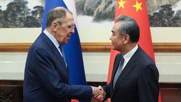 El canciller ruso, Serguéi Lavrov, y su par chino, Wang Yi - Sputnik Mundo