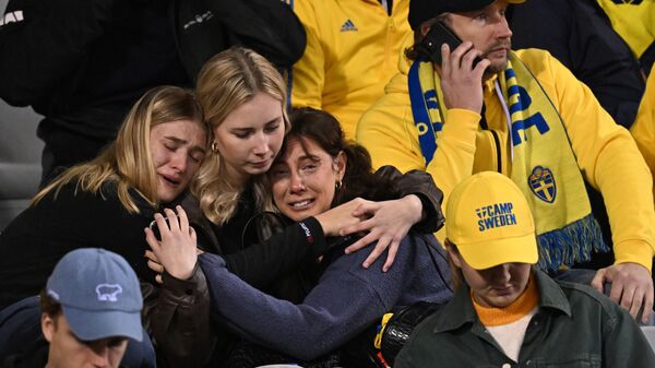 Espectadores suecos en Bruselas, durante el partido con Bélgica - Sputnik Mundo