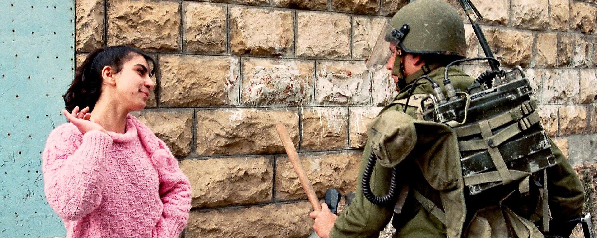 Una joven palestina y un soldado israelí el 28 de febrero de 1988 en Beit Sahur  - Sputnik Mundo, 1920, 18.10.2023