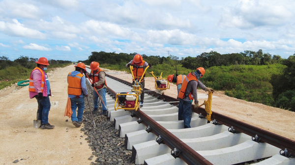 Trabajadores en la vía del Tren Maya, de la Península de Yucatán, México - Sputnik Mundo