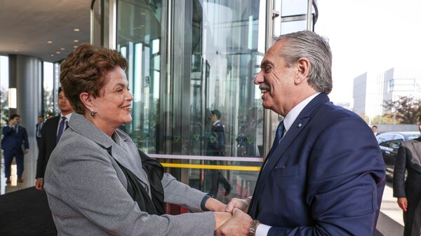 La titular del banco de los BRICS, Dilma Rousseff, se reúne con el presidente de Argentina, Alberto Fernández - Sputnik Mundo