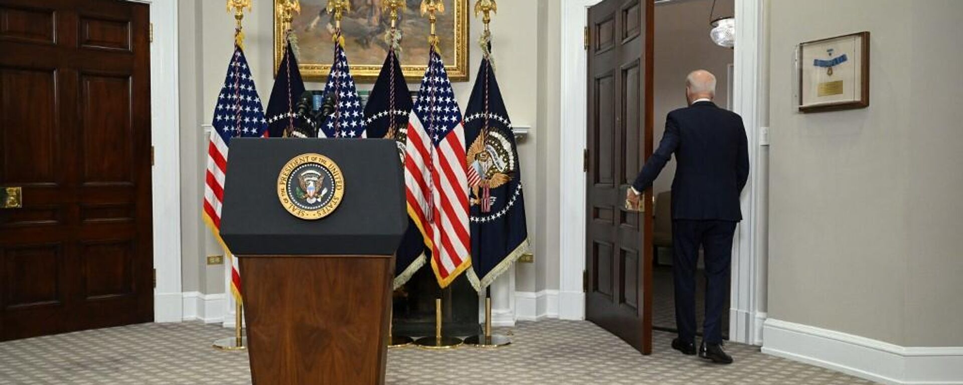 El presidente de EEUU, Joe Biden, cierra la puerta tras una conferencia en la Casa Blanca en marzo de 2023.  - Sputnik Mundo, 1920, 19.10.2023