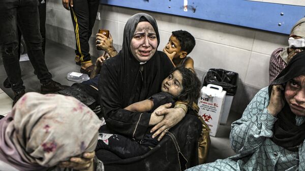 Heridos en el hospital de Al Shifa tras un ataque al hospital de Al Ahli en Gaza - Sputnik Mundo