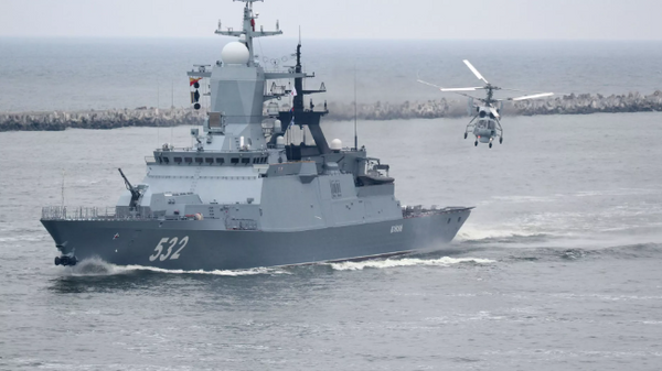 Una corbeta rusa y un helicóptero Ka-27 en el mar Báltico. - Sputnik Mundo
