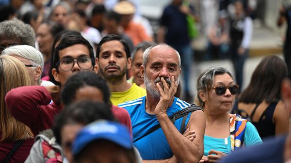Ciudadanos venezolanos en una fila de espera para poder sufragar en las primarias de la oposición - Sputnik Mundo