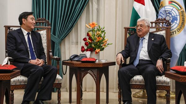El representante especial de China para Oriente Próximo, Zhai Jun, con el presidente de Palestina, Mahmud Abás - Sputnik Mundo