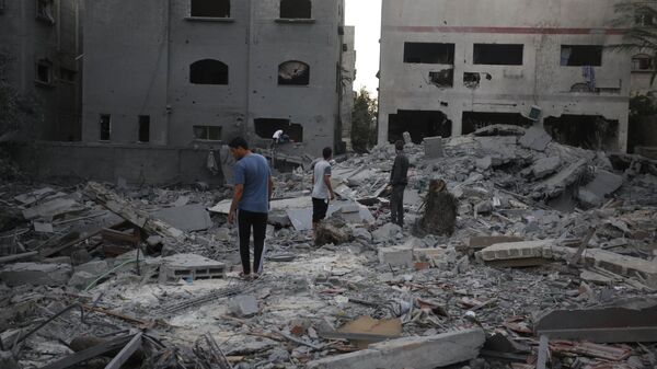 Palestinos afectados por los constantes bombardeos de Israel contra la Franja de Gaza - Sputnik Mundo