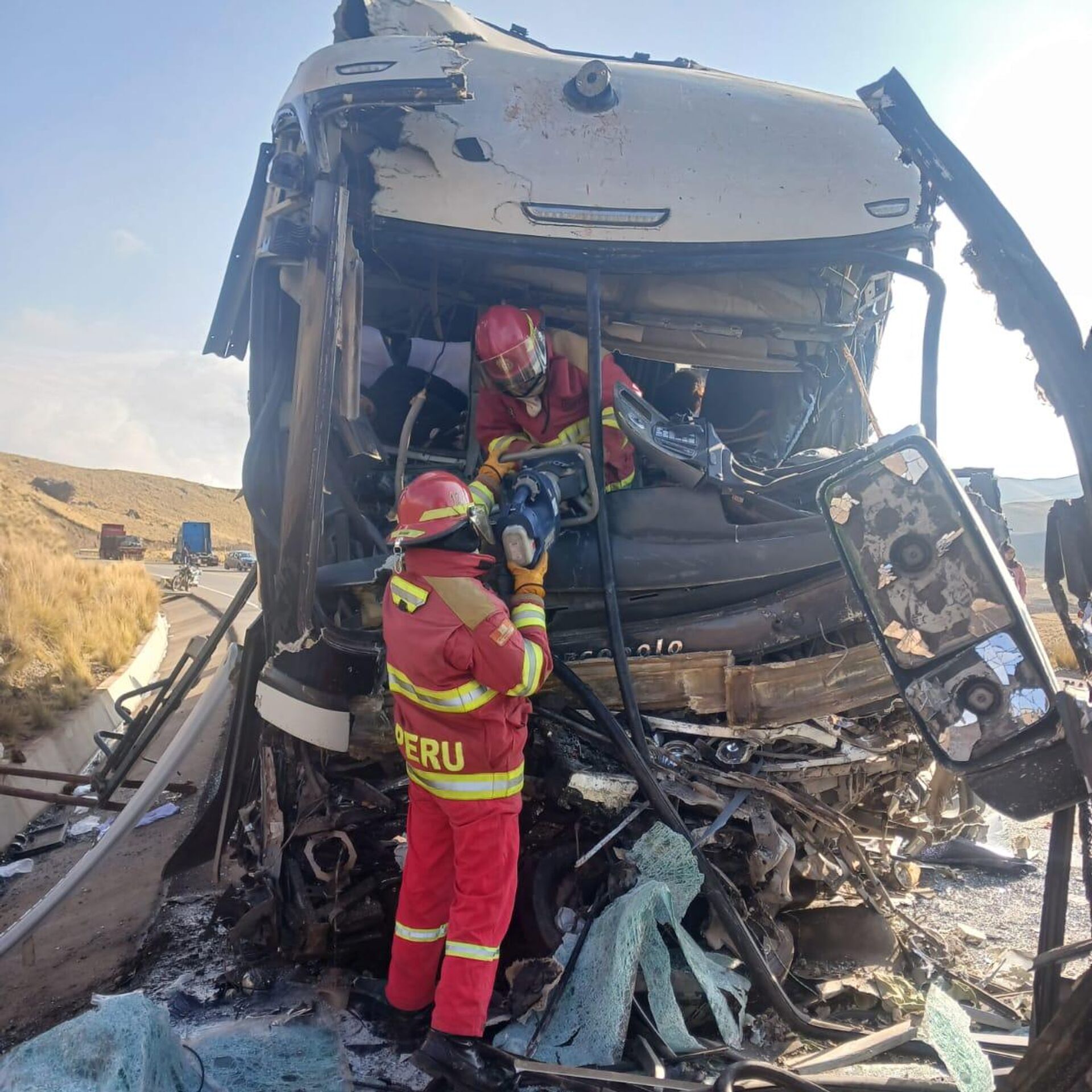 Un Choque De Autobuses En Perú Deja 5 Víctimas Mortales Y Decenas De ...