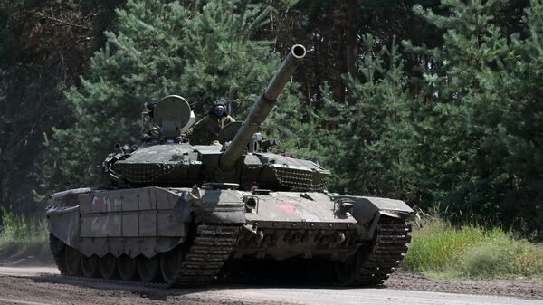 El tanque ruso T-90MS Propiv llevará a cabo una misión de combate en dirección a Krasnolimansk  - Sputnik Mundo