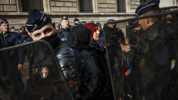 Policía francesa en manifestaciones - Sputnik Mundo