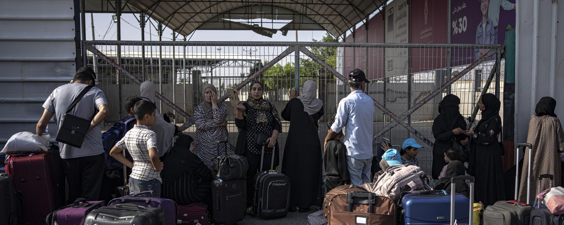 La gente esperando salida de la Franja de Gaza a Egipto por el paso de Rafah - Sputnik Mundo, 1920, 08.02.2024