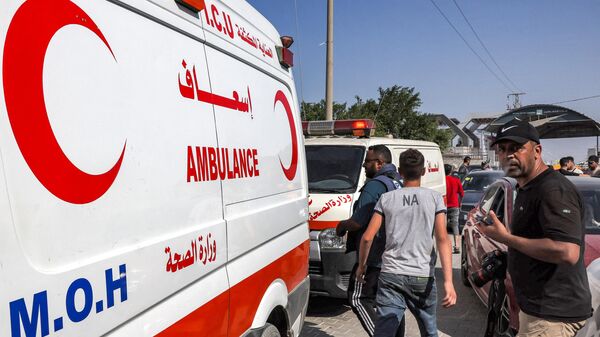 Una ambulancia en la frontera de Rafah - Sputnik Mundo