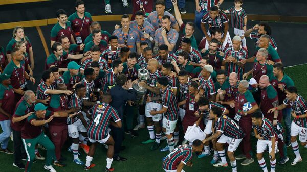 Los jugadores y el equipo técnico del Fluminense alzan la Copa Libertadores 2023 en el Maracaná - Sputnik Mundo