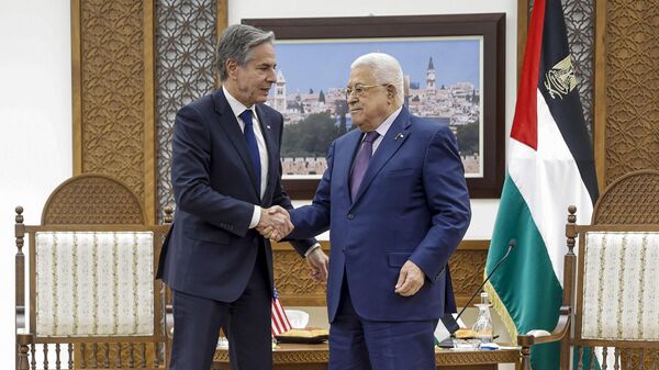 El secretario de Estado estadounidense, Antony Blinken (izq.), se reúne con el presidente palestino, Mahmud Abbas, en la ciudad cisjordana de Ramala el 5 de noviembre de 2023 - Sputnik Mundo