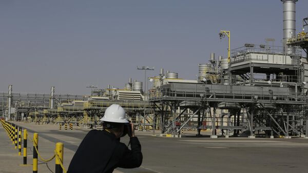 Un fotógrafo toma imágenes del yacimiento petrolífero de Khurais durante una visita para periodistas, a 150 km al este-noreste de Riad, Arabia Saudita, 2021 - Sputnik Mundo
