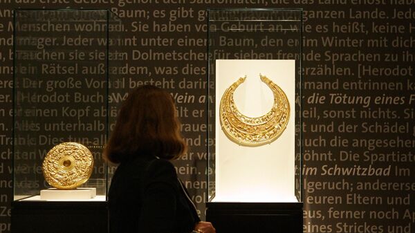 Una visitante recorre la exposición 'Tumbas reales de las guadañas' en el Museo Martin-Gropius-Bau de Berlín, Alemania  - Sputnik Mundo