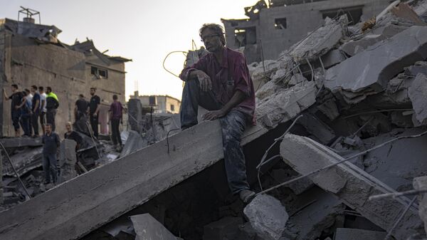 Palestinos buscan supervivientes de un bombardeo israelí en el campo de refugiados de Maghazi, en la Franja de Gaza, el 5 de noviembre de 2023 - Sputnik Mundo