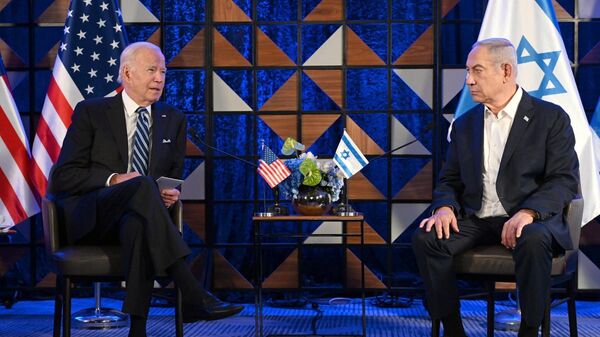 El presidente de Estados Unidos, Joe Biden, con el primer ministro de Israel, Benjamín Netanyahu - Sputnik Mundo