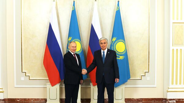 El presidente de Rusia, Vladímir Putin y su homólogo kazajo, Kasim-Yomart Tokáyev - Sputnik Mundo