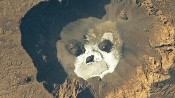 Vista de una gran caldera en el desierto desde el espacio - Sputnik Mundo