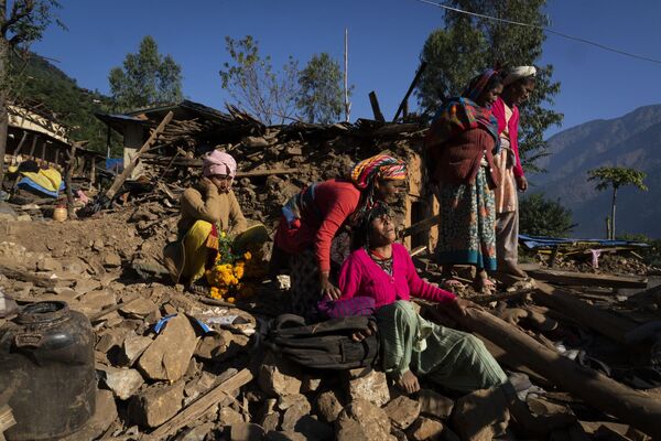 Una mujer llora frente a una casa dañada por el terremoto en Jajarkot, al noroeste de Nepal, donde su hijo, su nuera y su nieto murieron bajo las ruinas. - Sputnik Mundo