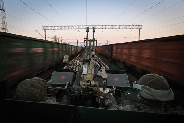 Militares rusos realizan labores de combate en el tren blindado especial Yenisei en la dirección de Krasni Limán. Militares rusos realizan labores de combate en el tren blindado especial Yenisei en la dirección de Krasni Limán. - Sputnik Mundo