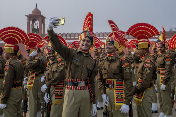 Reclutas de las Fuerzas de Seguridad Fronteriza indias se toman unas fotos antes de un desfile de graduación en Hunhama, en el estado indio de Cachemira. - Sputnik Mundo