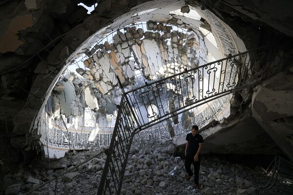 Palestinos inspeccionan las ruinas de la mezquita de Jálid ibn al-Walid destruida por los bombardeos israelíes. - Sputnik Mundo