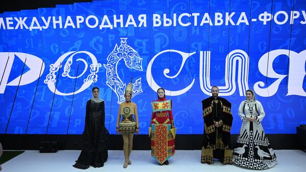 Participantes de la exposición con trajes nacionales, Rusia. - Sputnik Mundo