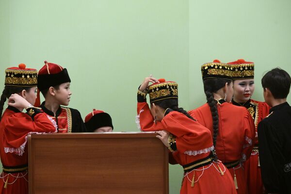 Participantes en el concurso internacional de arte infantil y juvenil Rosa de los Vientos en trajes nacionales. - Sputnik Mundo