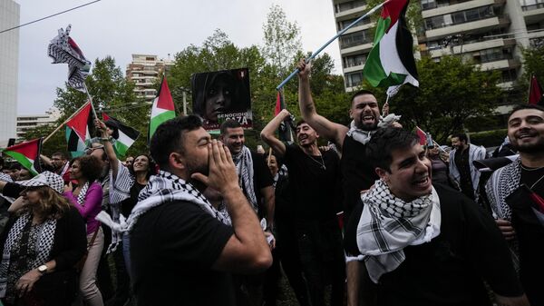 Integrantes de la colectividad palestina en Chile manifestándose contra Israel en octubre de 2023 - Sputnik Mundo