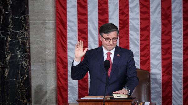 Mike Johnson, el recién elegido presidente de la Cámara de Representantes de EEUU, toma el juramento en el Capitolio de EEUU en Washington, DC, el 25 de octubre de 2023.  - Sputnik Mundo