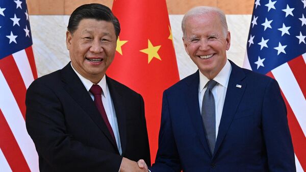 El presidente de China, Xi Jinping, y el presidente de EEUU, Joe Biden - Sputnik Mundo