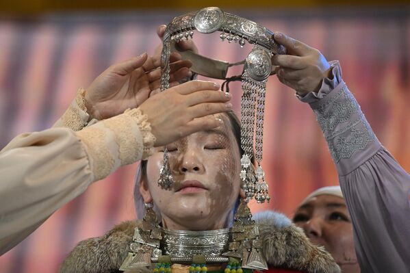 Antiguo rito yakuto de vestir a una novia, representado por artistas del Teatro Olonjo en el marco de la exposición Rusia. - Sputnik Mundo