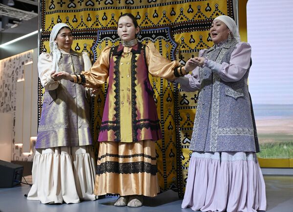 Los actores del Teatro Olonjo mostraron cómo se celebraban el rito de vestir a una novia y la ceremonia de bendecir a Algys. - Sputnik Mundo