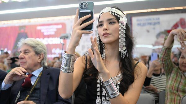 Liubov Jojolova, segunda Vice-Miss Rusia 2023, en una ceremonia nupcial con elementos de las tradiciones nacionales de Yakutia - Sputnik Mundo