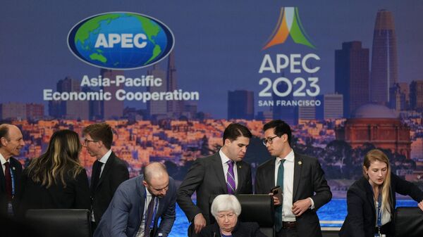 La Secretaria del Tesoro de EEUU, Janet Yellen, se prepara para pronunciar el discurso de apertura durante la primera sesión de la Reunión de Ministros de Finanzas del Foro de Cooperación Económica Asia-Pacífico (APEC) en San Francisco - Sputnik Mundo