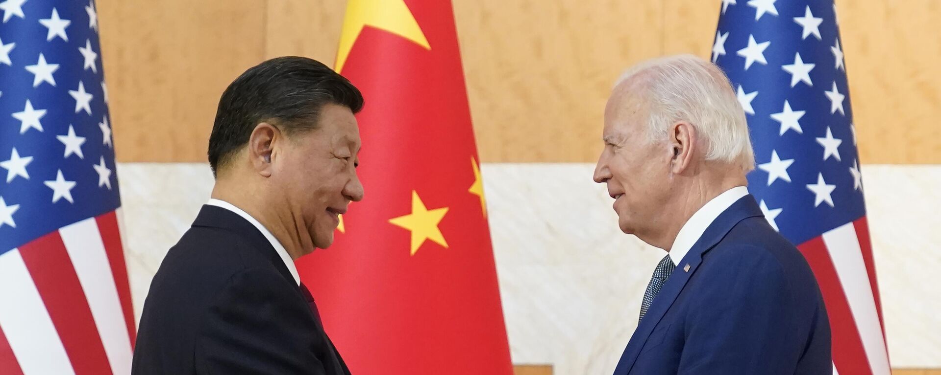 El mandatario chino, Xi Jinping, y el presidente de Estados Unidos, Joe Biden, dan la mano antes de su reunión al margen de la cumbre del G20, el 14 de noviembre de 2022 - Sputnik Mundo, 1920, 18.11.2023