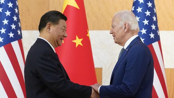 El mandatario chino, Xi Jinping, y el presidente de Estados Unidos, Joe Biden, dan la mano antes de su reunión al margen de la cumbre del G20, el 14 de noviembre de 2022 - Sputnik Mundo