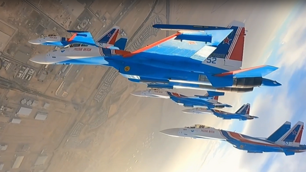 Los Caballeros Rusos dan una clase maestra de alto pilotaje en Dubai | Video - Sputnik Mundo